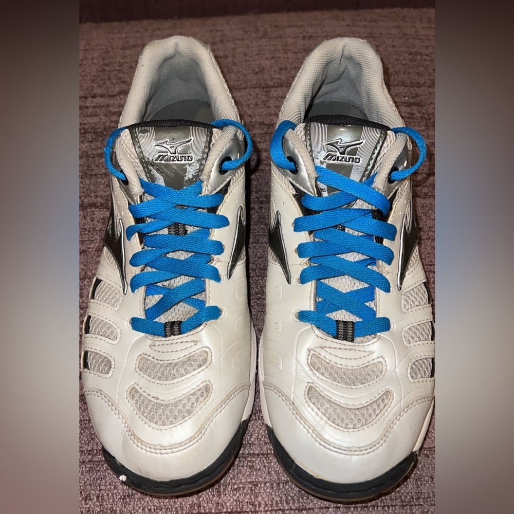 Women’s Mizuno volleyball shoes size 9.5
